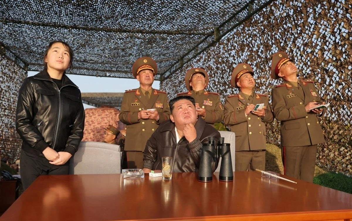 Кім Чен Ин спостерігав за запуском ракет з касетними боєприпасами разом зі своєю дочкою