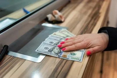 Скільки коштуватимуть 100 доларів в Україні: прогноз банкіра до 10 травня