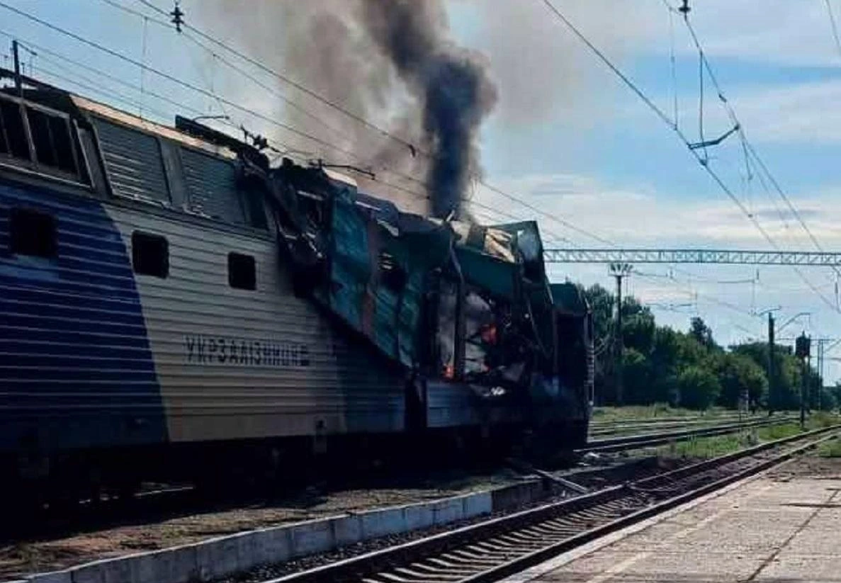 На Миколаївщині безпілотник поцілив у приміський поїзд: стали відомі наслідки